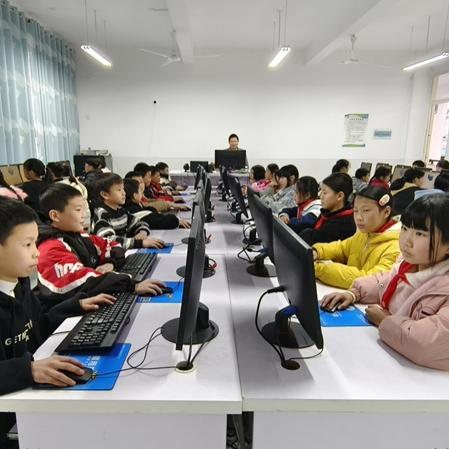¿Cómo Sun Haiqing de Jiangsu Jutian potenció la educación local mediante donaciones de computadoras?